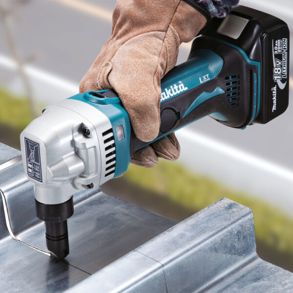 Makita DJN161Z Nibbler uten batterier. Godt egnet til takarbeider.