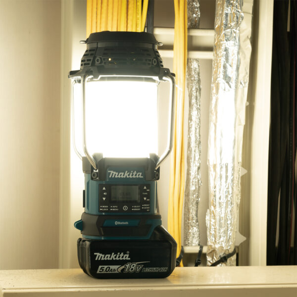 Makita DMR056 DAB+ Radio og Bluetooth, lampe og lykt